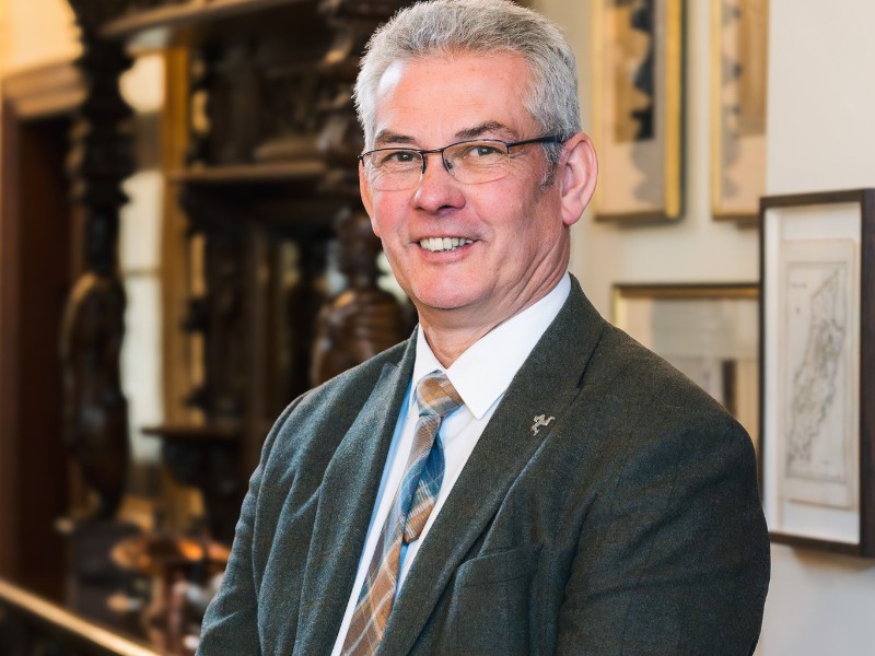 DOI minister wants to resolve bus disput